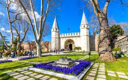 A view of the Gate of Salutation in Topkapi Palace