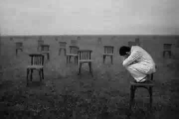 اکیلا بیٹھ گیا کرسیاں سجا کر میں
اب ان کو ایک کہانی سنانے والا ہوں..!!🙇♂️💔