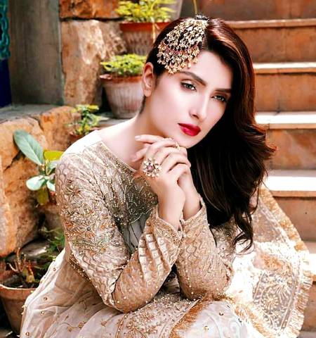 عورت کو محبت ہونے میں دیر لگتی ہے 
پتہ ہے کیوں؟
کیونکہ وہ محبت سے پہلے وفا کو عزیز رکھتی ہے اور وفا کرنا محبت کرنے سے ذرا مشکل ہوتی ہے ❤