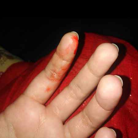 اس زخم کےبھرنےمیں بہت دیر م لگتی ہے
جس زخم میں شامل اپنوں کی عنایت ہو
BA💔
