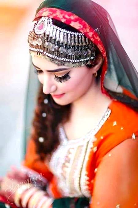 Takhleeqey khuda ho to sanwarney ki zaroorat nhi 

Sadgi main b ba ada kamal lgty hai 

Hero