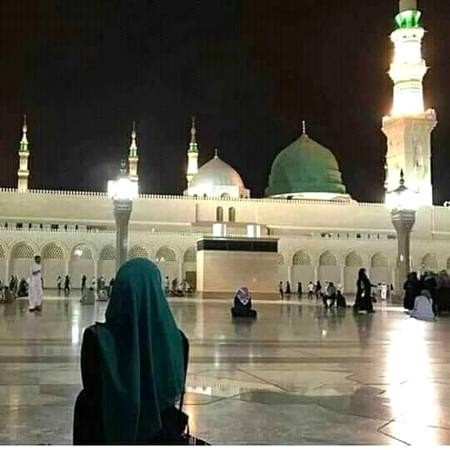 سر جھکانے کی خوبصورتی بھی کمال کی ہوتی ہے
سجدے زمین پر کرو تو دعاٸیں آسمان تک جاتی ہیں