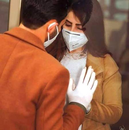 ﺭﻭﮐﺎ ﮔﯿﺎ ﺗﮭﺎ ﮨﺎﺗﮫ ﻣﻼﻧﮯ ﺳﮯ , ﺍﺱ ﻟﺌﮯ 
ﺳﯿﺪﮬﺎ ﮔﻠﮯ ﺳﮯ ﺍُﺱ ﮐﻮ ﻟﮕﺎﻧﺎ ﭘﮍﺍ ﻣﺠﮭﮯ