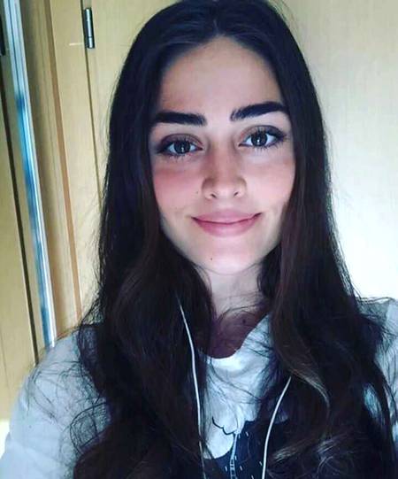 Yea original look ma achi lagti ha yea drama wala look ma...like🔥 and comment