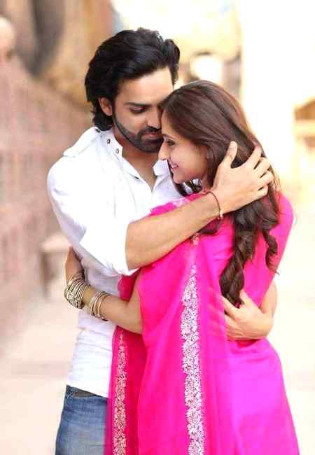 تم جو اوروں کو بتاتی ہو جینے کے طریقــــــے
خود اپنی مٹھی میں میری جان لیۓ بیٹھی ہو
❤️....
Smart❤