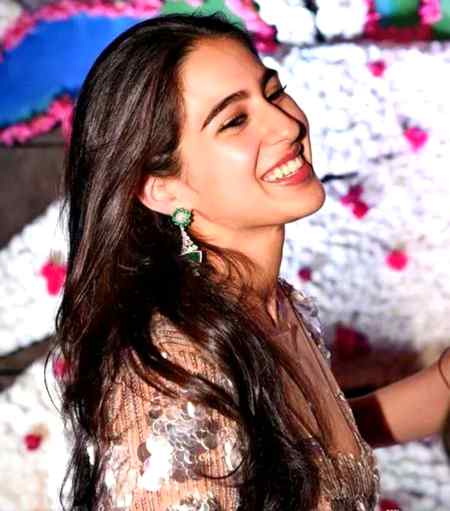 *وہ جب کہتے ہین کہ اپنا خیال رکھنا تو دل کرتا ھے کہ مین اپنے آپ کو لفافے مین پیک کر کہ الماری کے سب سے اوپر والے خانے مین رکھ دوں*