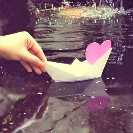 وہ مایوسی کے لمحوں میں ذرا بھی حوصلہ دیتا_🌺🌺 تو ھم کاغذ کی کشتی پر سمندر میں اترجاتے💔💔