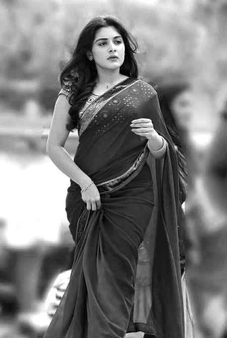 کسی اور کی جگہ باقی نہیں ہے مجھ میں...
ہم تم سے شروع ہو کر تم پہ ہی ختم ہوتے ہیں...