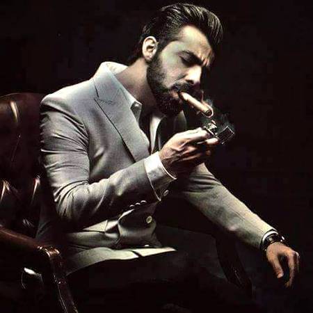 ہم جیسے لوگ سہولت سے جی نہیں پاتے 
ہمارے دل کے دماغی مسائل ہوتے ہیں...🤨