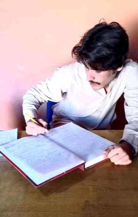 ہاتھ دفتر کی فائلوں میں الجھے رہے

وقت اس کی زلفوں سے کھیلنے کا تھا