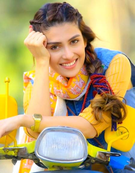 ﮨﻤﯿﮟ ﭘﯿﺎﺭ ﺑﮭﺮﯼ ﺷﺎﻋﺮﯼ
 ﻧﮩﯿﮟ ﺁﺗﯽ ﺟﻨﺎﺏ
ﺍﮔﺮ ﮐﺴﯽ ﻧﮯ ﺩﺭﺩ  ﺳﯿﮑﮭﻨﺎ ﮨﻮ ﺗﻮ
.ﺁ ﺟﺎﺋﮯ ﻣﺤﻔﻞ ﻣﯿﮟ