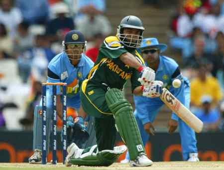 146 balls ⚪
22 fours 💥
5 sixes ☄️
194 runs 🏏

OnThisDay in 1997, Saeed Anwar broke the record for the highest individual score in an ODI by hitting 194 off 146 balls against India!