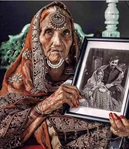 اپنی تصویر کو رکھ کر___تیری تصویر کے ساتھ

میں نے اک عمر گزاری ہے___بڑی تدبیر کے ساتھ