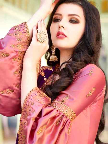 *بھرم رکھ لو محبت کا وفا کی شان بن جاؤ*

*کسی کو جان دے دو یا  کسی کی جان بن جاؤ*

*تمہارے نام سے مجھ کو پکاریں گے جہاں والے*

*میں بن جاؤں فسانہ تم ,میرا عنوان بن جاؤ*