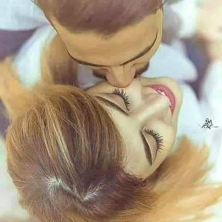 یہ اپنی جان دے کر بھی کبھی بےدم نہیں ہوتیکوئ کتنے جتن کرلے محبت کم نہیں ہوتی ــــــ - H∆mzıı.. 🤹♂️�