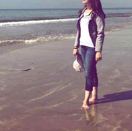 کوئی پوچھے میرے دل سے کیسے یہ زہر پیا ہے
مرنا کس کو کہتے ہیں جیتے جی یہ جان لیا ہے،

بے درد زمانے سے میں کوئی شکوہ کروں تو کیسے
ہمدرد جسے سمجھا تھا اُس نے ہی تو درد دیا ہے، 💔

یہ سوچ کے درد سہوں میں اس ڈر سے کچھ نہ کہوں میں
یہ دل کے رشتے پل میں ہو جائیں نہ بیگانے...!!!
کوئی درد نہ جانے...