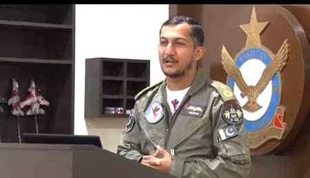 ایف 16 طیارہ آبپارہ مارکیٹ کے عین اوپر خراب ہوا۔ اس وقت پائلٹ ونگ کمانڈر نعمان اکرم کے پاس سیف ایجیکشن کا آپشن موجود تھا لیکن نیچے آبادی تھی۔ ونگ کمانڈر نے پاک فضائیہ کی روایتِ شجاعت کا پاس رکھتے ہوئے طیارے کو قریبی شکرپڑیاں کی پہاڑیوں اور جنگلات کی طرف موڑ دیا اور شکرپڑیاں کی پہاڑیوں پر قربانی کی ایک اور نامٹنے والی داستان نقش کر کے اپنی جان جانِ آفریں کے سپرد کر دی ..
سلام ایسے وطن کے بیٹوں کو😢😢😢❤❤🇵🇰🇵🇰تمہیں_وطن_کی_ہوائیں_سلام_کہتی_ہیں❤🇵🇰