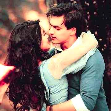 ❤🌷🍷🌹Aankho ki gehrai ko samajh nahi sakte,
Honto se kuch keh nahi sakte,
Kaise baya kare hum aapko yeh dil ka haal ki,
Tumhi ho jiske bageir hum reh nahi sakte.🌷🍷🌹❤