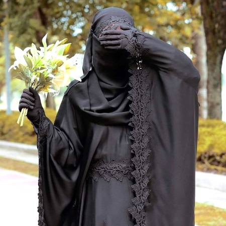 چھیڑتی ہے ہمیں بے باکیءخواہش کیا کیا
جب کبھی ہاتھ وہ پابندِ حِنا ہوتے ہیں!