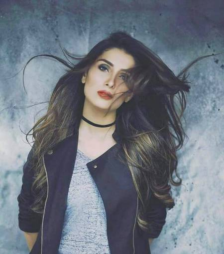 محفل میں فرشتے ہی فرشتے نظر آئے
ہم نے فقط پوچھا تھا گناہ گار کون ہے..💯💯