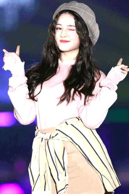 خنجر ہیں تیری آنکھیں تلوار تیری آنکھیں ۔۔
زندہ نا رہنے دیں میرے یار تیرے آنکھیں 💏
چہرے پے تو غصہ ہے آنکھوں میں محبت ہے 💑
کرتی ہیں پیار کا اظہار تیری آنکھیں 😍
زندہ نا رہنے دیں گی میرے یار تیری آنکھیں 💑😍