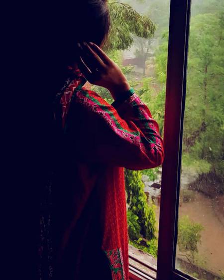 موسم  تھا  بے قرار تمھیں سوچتے رہے
کل رات  بار  بار  تمھیں  سوچتے  رہے
بارش ہوئی تو گھر کے دریچے سے لگ کے ہم
چپ چاپ سوگوار  تمھیں  سوچتے  رہے