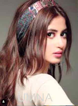 Tum ko dikh k yu lagta hai koi bichra khowab aaya hai barso lambi raat sy gozri subah ka jhonka lot aaya hai bohot der chahongi bohot door aae khowab ny chuli na meri tanhi