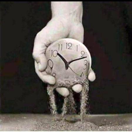 بند  مُٹھی سے گرتی  ریت کی مانند
وہ چلا گیا زندگی سے ذرا ذرا کر کے....💔

