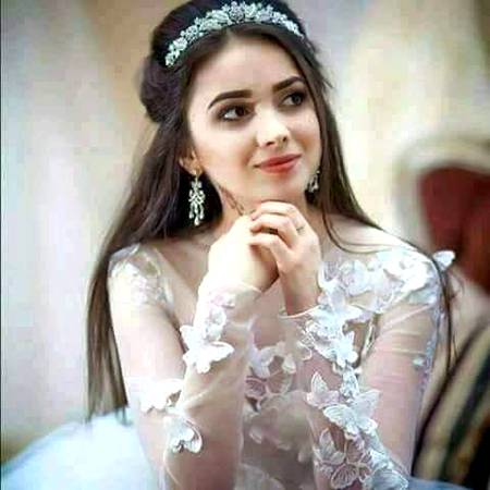 تجھـے لکھوں میں،دھــڑکن  دل کـی،
 یـا تجھ کو ابـر کـی، رِم جِھـم لکھوں۔۔۔.
کبھی کہہ دوں، تجھـے میں جـاں اپنی،
کبھی تجھ کو، میں اپنـا محـرم لکھوں۔۔۔
ستـاروں کـی، عجـب جھلمــل کبھی،
 پلکـــوں کـی تجھـــے، شبنــــم لکھوں۔۔۔
کبھـی لکھ دوں تجھــے، ہـر درد اپنــا،
کبھی تجھـے، ہر زخـم کا مـرہم لکھوں۔۔۔