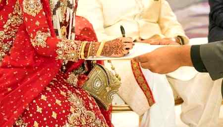 *💍 👈 •• عورت سےنکاح کی وجوہات••*

*حضرت سیــدناابو ہریرة رضی اللہ عنہ سےروایت ہےکہ رسول اللہ ﷺ نےفرمایا:عورت سےچار وجوہات کی بناپرنکاح کیاجاتا ہے:*

*❪①❫🌹اس کےمال کی وجہ سے*
*❪②❫🌹اس کےحسب نسب کی وجہ سے*
*❪③❫🌹اس کےحسن وجمال کی وجہ سے*
*❪④❫🌹اوراس کےدین کی وجہ سے۔*

*👈 پس تم دین دارعورت کا انتخاب کرو،ورنہ تیرےہاتھ خاک آلودہوں''*

*📚 [ صحیح بخاری ،النکاح :  ٥٠٩٠ ]*