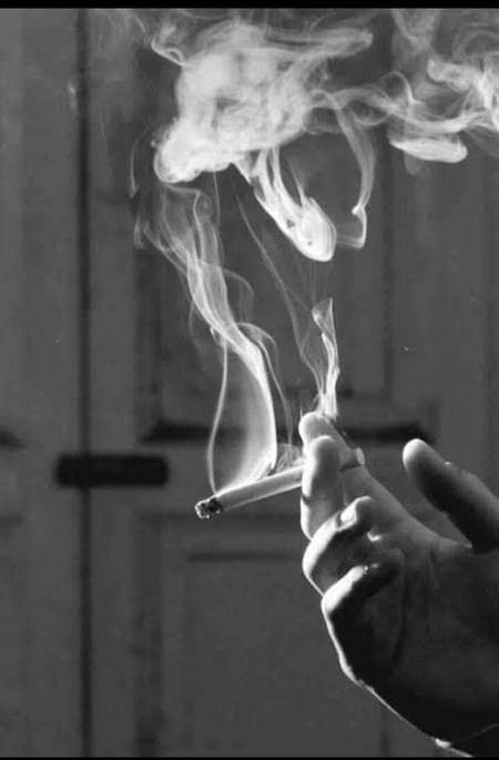 آج سیگریٹ سے کم دھواں نکلا
آج سیگریٹ اداس لگتا ہے۔۔💔