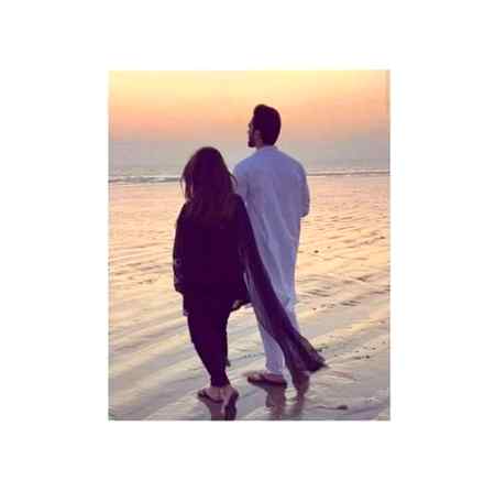 *ﺗﯿﺮﮮ ﺑﻐﯿﺮ ﺑﮭﯽ ﻣﻤﮑﻦ ﮨﮯ، ﺟﺎنتا ﮨﻮﮞ ﻣﮕﺮ* 
 *ﺗﻤﮩﺎﺭﮮ ﺳﺎﺗﮫ ﺭﮨﻮﮞ ___ ﺗﻮ ﮐﻤﺎﻝ ﮨﻮ ﺟﺎﺅﮞ* 

 *بس ﺍﯾﮏ ﭘﻞ ﮐﮯ ﻟﺌﮯ _ ﺗﻢ ﻣﯿﺮﮮ ﻗﺮﯾﺐ ﺁﺅ* 
 *ﻣﯿﮟ ﺍﯾﮏ ﭘﻞ ﮐﮯ ﻟﺌﮯ __ ﻻﺟﻮﺍﺏ ﮨﻮﺟﺎﺅﮞ...*
