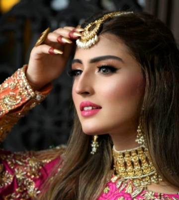 Tania Hussain a young Pakistani actress and model. She is daughter of  Natasha Hussain, a famous Pakistani model and host. Tania wants to pursue acting and also wants to complete her masters. Recently Tania is playing role of “Erum” in drama serial “Kashf”.