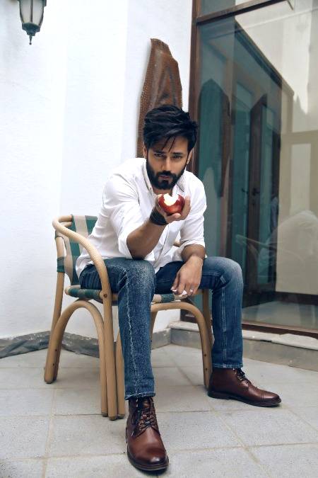 zahid Iftikhar Ahmed is a Pakistani television actor and former RJ. Ahmed worked as a creative manager for PTV World, and later became an RJ. Although successful, he left it to pursue a career in acting, and made his broadway debut with a leading role in the play It Runs in the Family. 
Born: September 20, 1984 (age 35 years), Rawalpindi
Height: 1.8 m
Spouse: Amna Ahmed (m. 2013)
Movies: Dil Diyan Gallan, Sorry: A Love Story, Azad
Children: Zahid Zaviyar