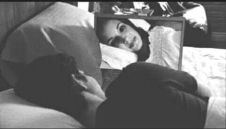 *صرف  تمھاری  تصویر کو دیکھتا ہوں*

*قسم سے اور کوئی نشہ نہیں کرتا میں*
💔💔🖤🖤