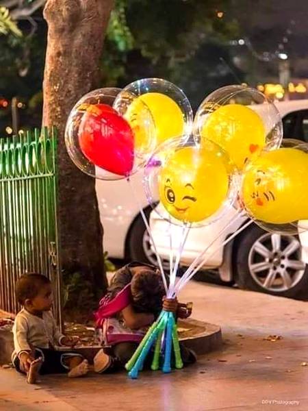 چند سانسیں ہیں _ ان غُباروں میں...
آپ چاہیں تو __ خرید سکتے ہیں....😥