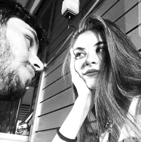 __ تو شاہ عشق ہے تیرا پلڑا بہاری, 
میں فقیر عشق ہوں میرا تن بہی خا لی من بہی خالی__
میرے گاؤں میں مجھے دیکھنے آیا ہوگا 
سیـر کرنــے تو کاغـان بھی جا سکتا تھا
بات سـن کر جو گیا ہـے تو یہی پیار ہے نا ورنہ وہ بات کے دوران بھی جا سکتا تھا..
*🎀🤹🏻♀️🎀*