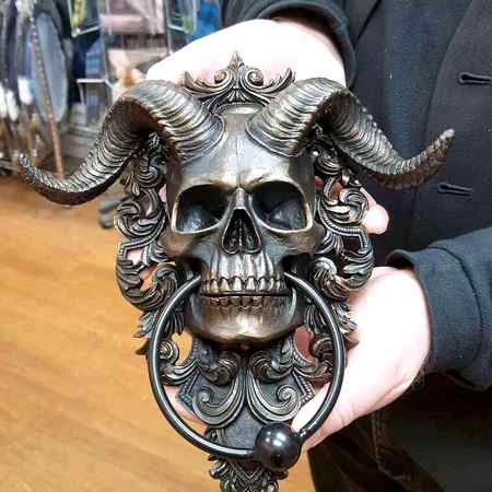A skull knok knok☠