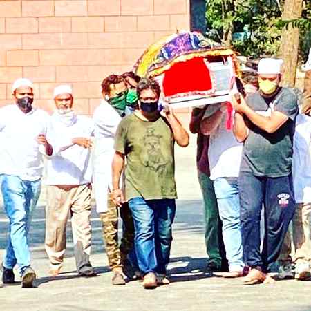 یہ بالی ووڈ کے لیجنڈ اداکار عرفان خان کے جنازے کی تصویر ہے 

یہ نام، یہ شہرت، یہ فین فالوؤنگ سب عارضی ہے۔ موت اٹل سچائی ہے... لوٹ آو رب کے در پے ابھی وقت ھے