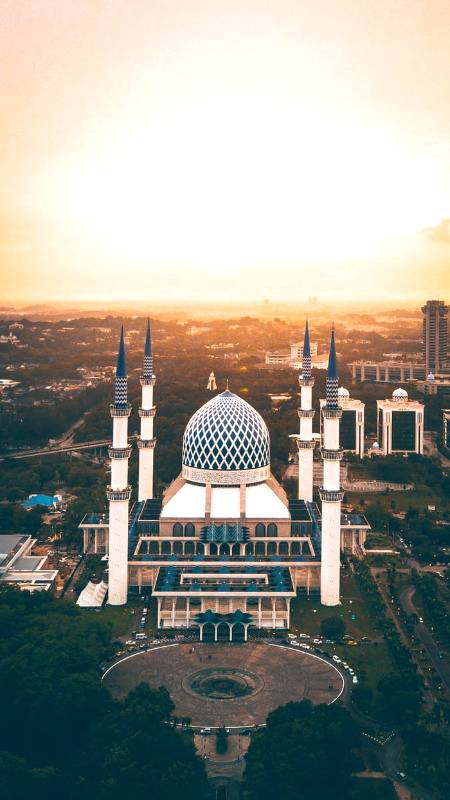 Sultan Salahuddin Abdul Aziz mosque,located in Malaysia.