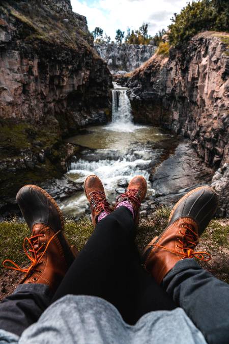 بن تمہارے کبھی نہیں آئی 
 کیا میری نیند بھی تمہاری ہے