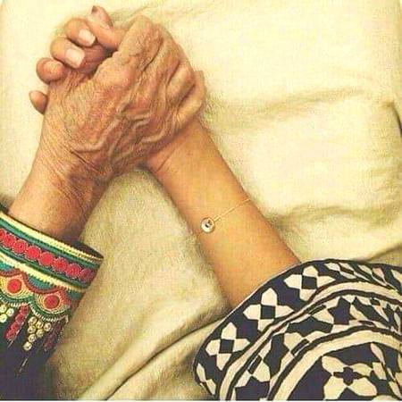 مجھے سکھایا ہے میری ماں نے بھلاٸ کرنا
ہمارے ھاتھوں میں بددعا ہے¿ غلط سنا ہے