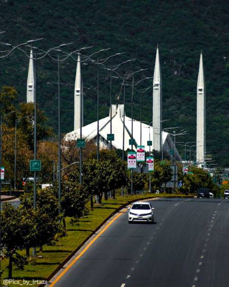 سب کچھ ہر جگہ بند ہو رہا ہے مگر
توبہ کا دروازہ ابھی بھی کُھلا ہے۔
