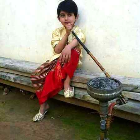 چرس پیتا ہوں اس لئے ذرا جھوم کے چلتا ہوں 
لوگ کہتے ہیں پھوپھو نے تعویذ کروائے ہیں...😜😜