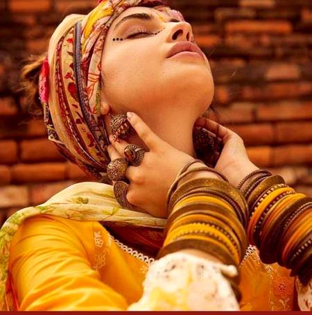تمہیں تم جیسا ہی کوئی ملے
بےپرواہ     بےقدر    بےوفا....