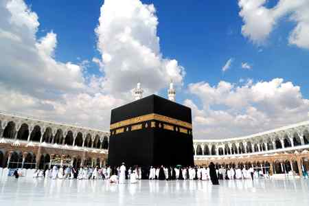 رسول اللہ صلی اللہ علیہ وآلہ وسلم نے فرمایا:
ہر شے کی ایک بلندی ہوتی ہے اور قرآن کریم کی بلندی سورۃ بقرہ ہے۔
ہر چیز کا ایک خلاصہ ہوتا ہے اور قرآن کریم کا خلاصہ سورۃ فاتحہ ہے۔ اس میں ہر مرض کی دوا ہے، ہر شے کا ایک دل ہوتا ہے اور قرآن کریم کا دل سورۃ یسین ہے، جو اس سورت کو اللّٰہ کی رضا کے لئے تلاوت کرے گا، اُس کے اگلے پچھلے گناہ معاف کردیے جائیں گے۔
(ترمذی شریف:2/326)
اسلام وعلیکم جمعہ مبارک🌹❤️💝