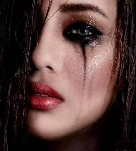 ششدر تھیں سب ذہانتیں اور گُنگ سب جواب
اس بے سوال آنکھ کی وحشت عجیب تھی