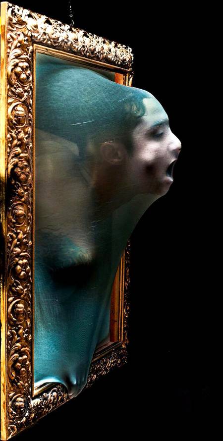 Photographic portraits behind the Canvas ..