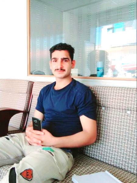 Tum ko malum hai SHAMS k yeh pagal pan hai.
Door jatay huay logun ko bulatay rehna..