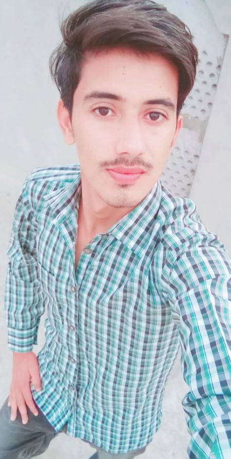 دنیا بہت رنگین ہے
اور ہم شیدائی سیاہ رنگ کے